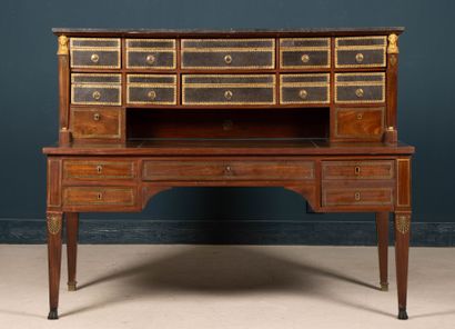 Large bureau à gradin en placage d' acajou...