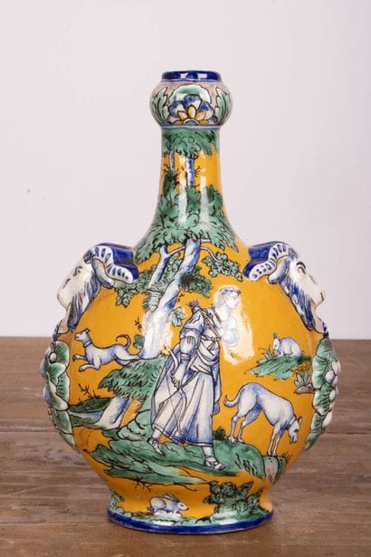 Antoine MONTAGNON à NEVERS 
Gourde en faïence...