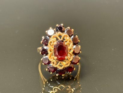 Daisy ring in gold and garnets.
750°/00 gold
TDD...