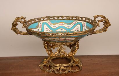 Coupe en porcelaine à décor de scène galante...