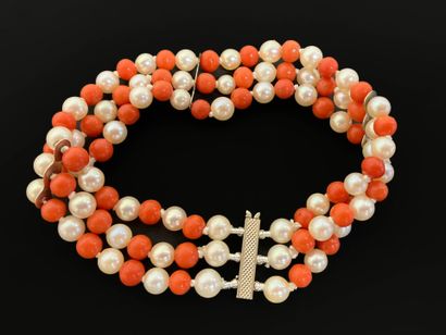 Bracelet with three rows of cultured pearls...