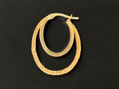 Pair of gold earrings with two amatized hoops.
750°/00...