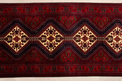 Grand tapis galerie en laine, tissé main.
Afghanistan...