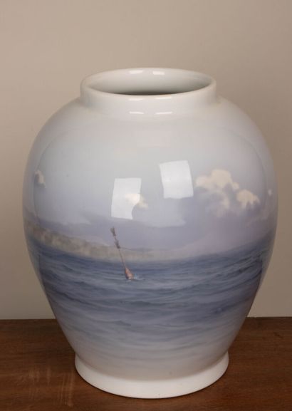 ROYAL COPENHAGUE 
Grand vase en porcelaine...
