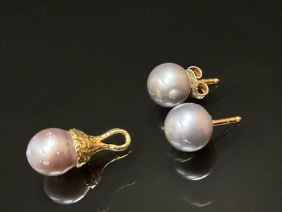 Pendant and pair of earrings in gold and...