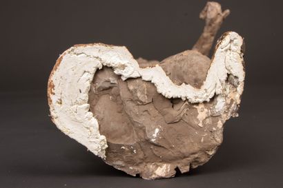 Ecole Française XX°
Jeune femme à l'oiseau.
Sculpture...