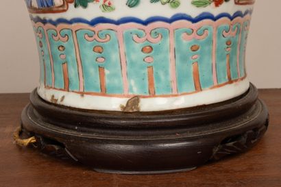 Vase en porcelaine de Canton à émaux polychrome...