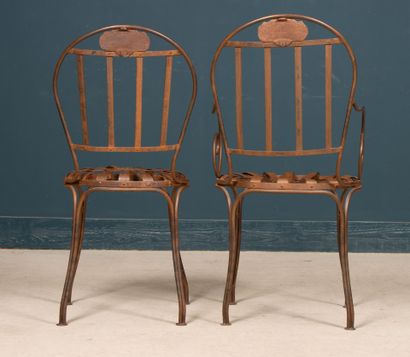 Ensemble de quatre chaises et deux fauteuils...