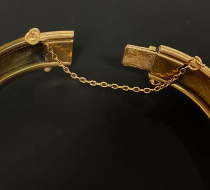 Semi-rigid gold bracelet with engraved flowers.
750°/00...