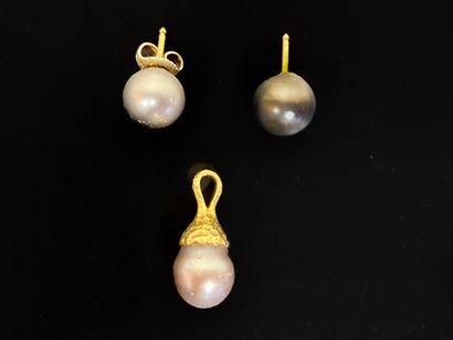 Pendant and pair of earrings in gold and...
