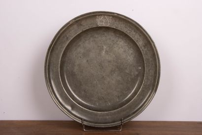 Plat en étain à bord rond mouluré, blason...