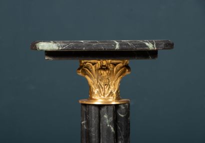 Paire de colonnes support cannelées en marbre...