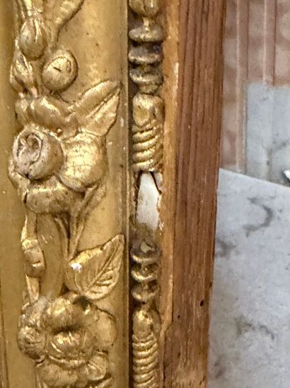 Grand miroir étroit, cadre en bois et stuc...