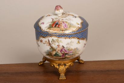 MEISSEN.
Pot couvert en porcelaine ornée...