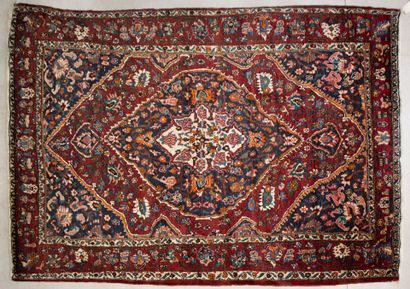 Tapis d'Orient en laine tissé main.
210 x...