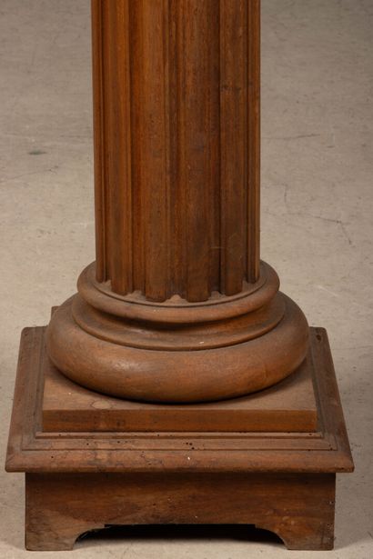 Colonne de présentation en noyer cannelé,...