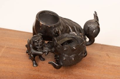 Chien de Fô et son petit, en bronze patiné,...