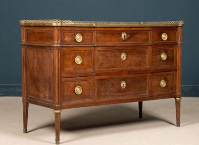 Commode en placage d'acajou à léger ressaut...
