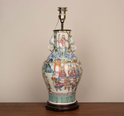 Vase en porcelaine de Canton à émaux polychrome...