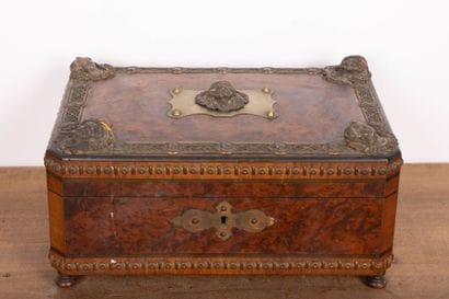 Coffret en placage de loupe souligné d'une...
