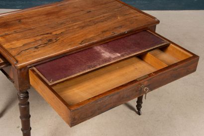 Bureau plat en placage de palissandre, pieds...