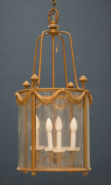 Lanterne en bronze, laiton et verre à décor...