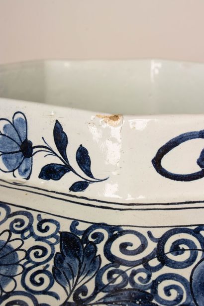 DELFT XIX°
Important pot couvert en faïence...