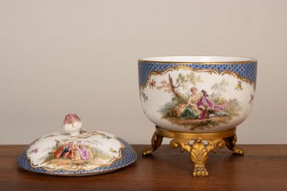MEISSEN.
Pot couvert en porcelaine ornée...