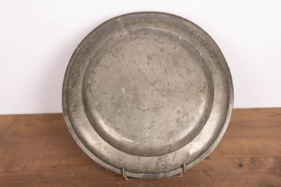 Plat en étain à bord rond mouluré, blason...