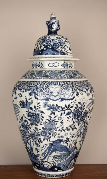 DELFT XIX°
Important pot couvert en faïence...
