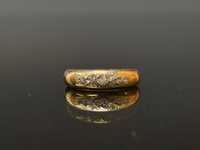 Yellow gold and diamond-paved ring.
750°/00...