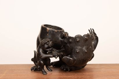 Chien de Fô et son petit, en bronze patiné,...
