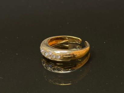 Yellow gold and diamond-paved ring.
750°/00...
