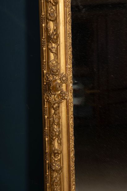 Grand miroir étroit, cadre en bois et stuc...