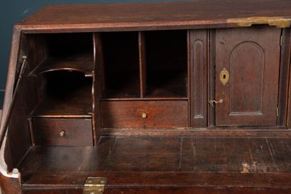 Commode scriban en acajou mouluré, à abattant...