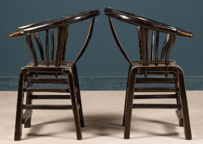Paire de fauteuils en bois laqué , fer à...