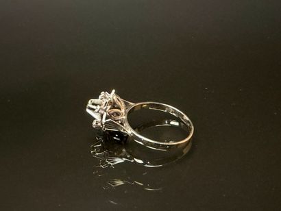 White gold ring set with rose-cut diamonds.
750°/00...