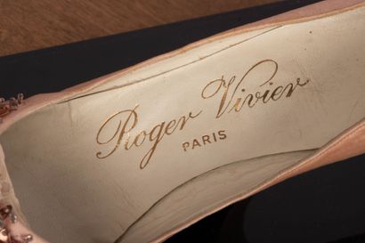 Escarpin Roger Vivier en satin rose, brodé.
Sous...