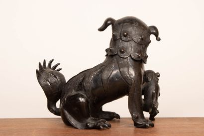 Chien de Fô et son petit, en bronze patiné,...