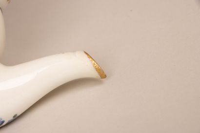 SÈVRES XVIII° siècle.
Théière en porcelaine...