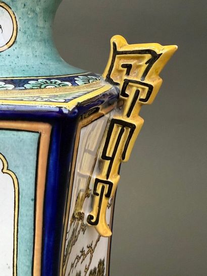 SARREGUEMINES. 
Paire de vases pagodes en...