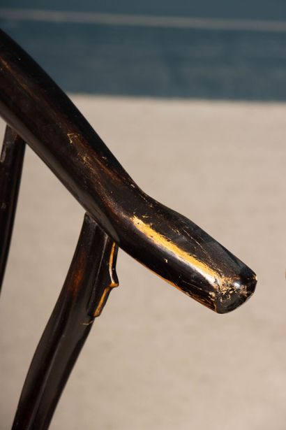 Paire de fauteuils en bois laqué , fer à...