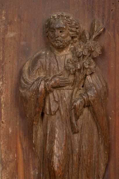 Bas-relief en bois sculpté figurant Saint-Joseph...