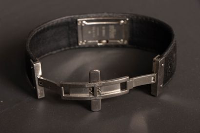 GUCCI
Black leather and steel cuff watch
Quartz...