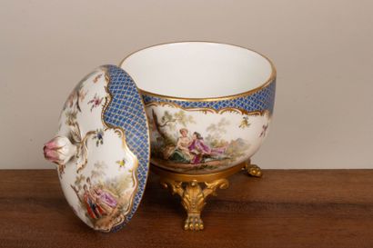 MEISSEN.
Pot couvert en porcelaine ornée...