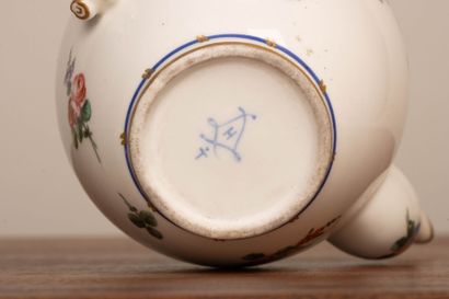 SÈVRES XVIII° siècle.
Théière en porcelaine...