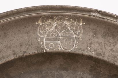 Plat en étain à bord rond mouluré, blason...