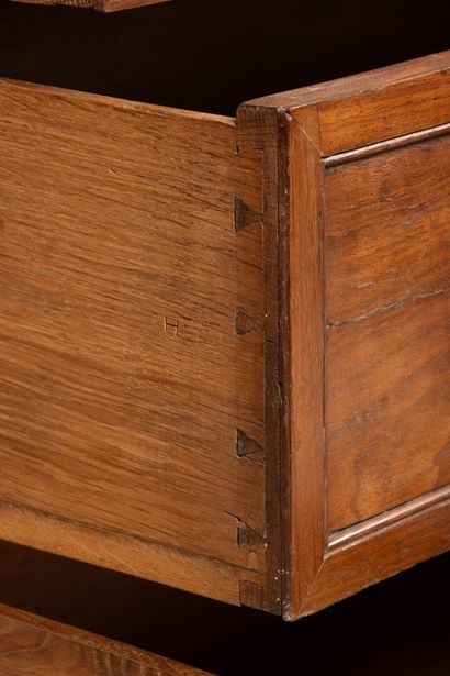 Commode en placage d'acajou à léger ressaut...