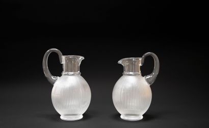 LALIQUE modèle Langeais
Paire de pichets...