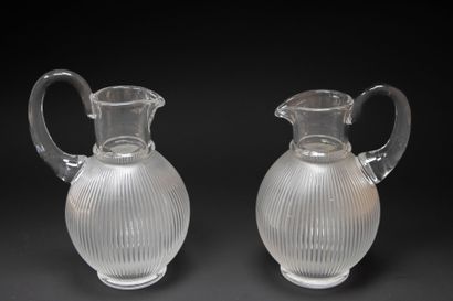 LALIQUE modèle Langeais
Paire de pichets...